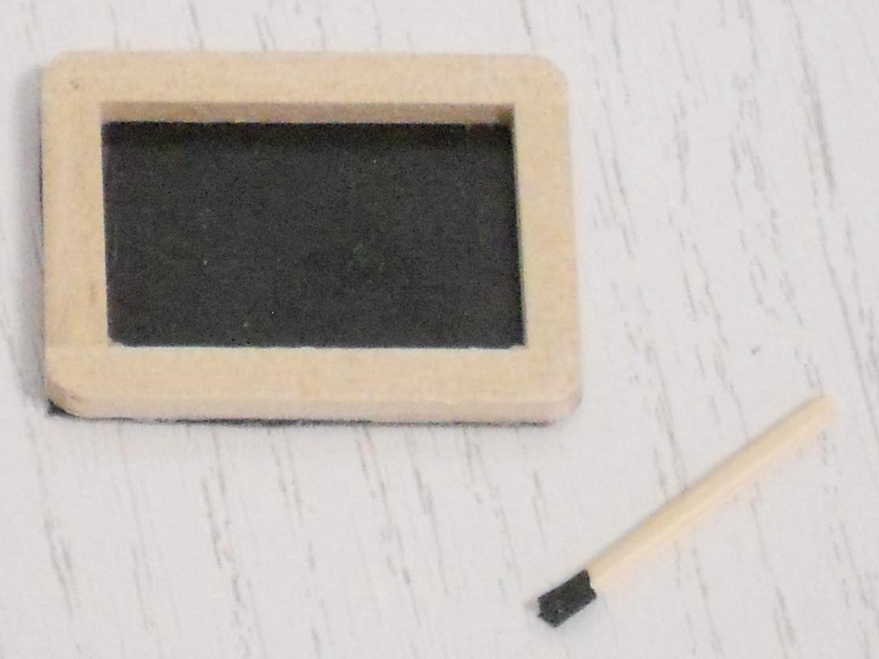 Puppenstube #02# Miniatur f.d Tafel mit Griffel Maßstab 1:12 Schreibtafel 