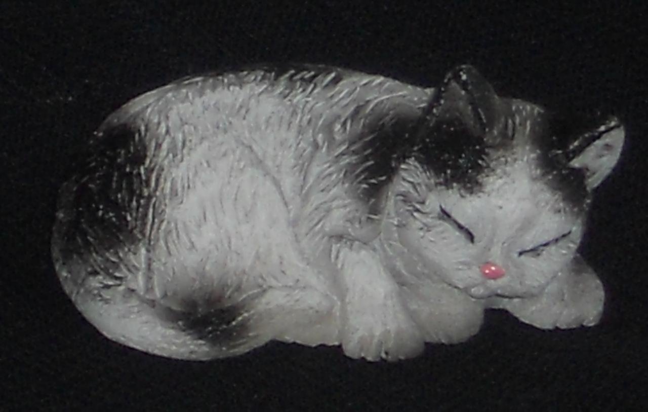 08 Miniatur Maßstab 1:12  #02# grau-schwarz Katze schlafend 