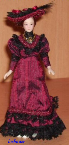 Viktorianische Lady mit weinrotem Kleid