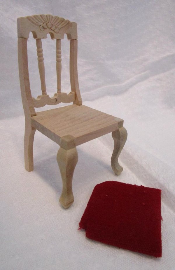 Stuhl mit rotem Polster, naturholz