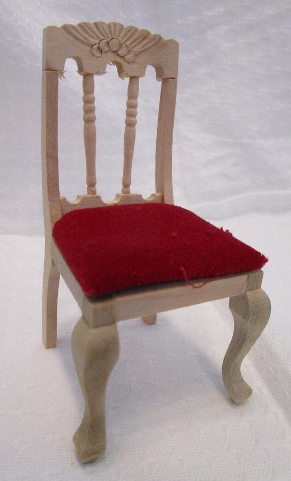 Stuhl mit rotem Polster, naturholz