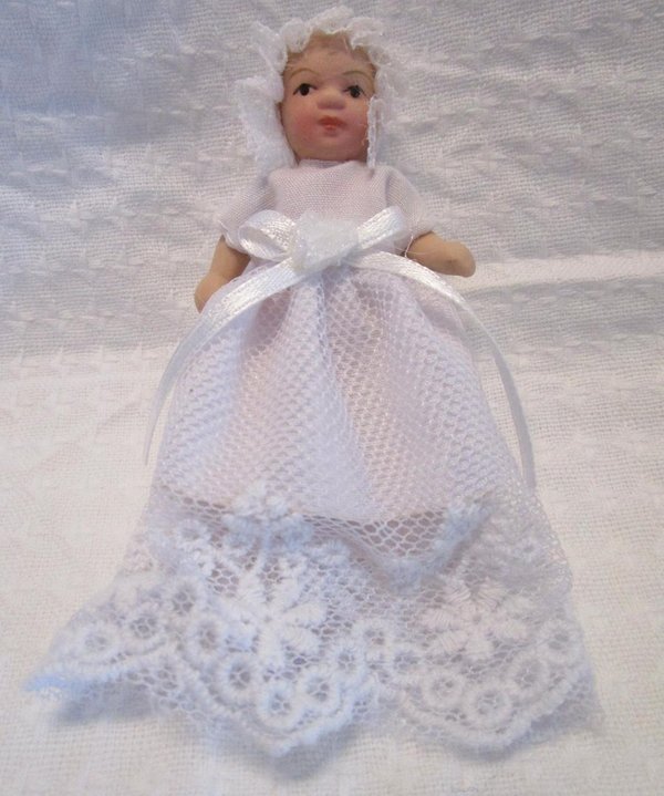 Puppe / Baby Mabel, weißes Kleid + Mützchen