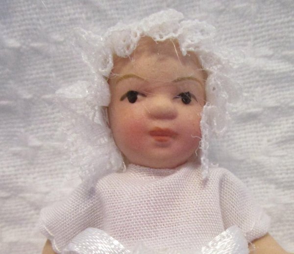 Puppe / Baby Mabel, weißes Kleid + Mützchen